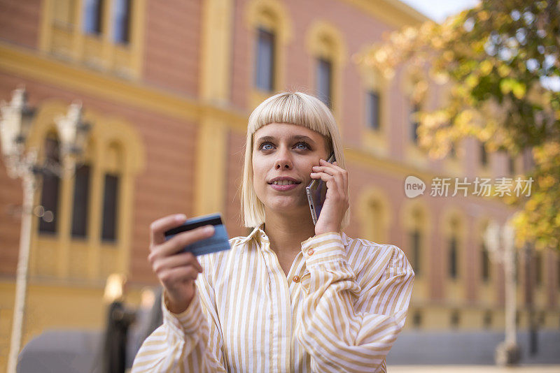 一位女士用她的信用卡在网上购买库存照片