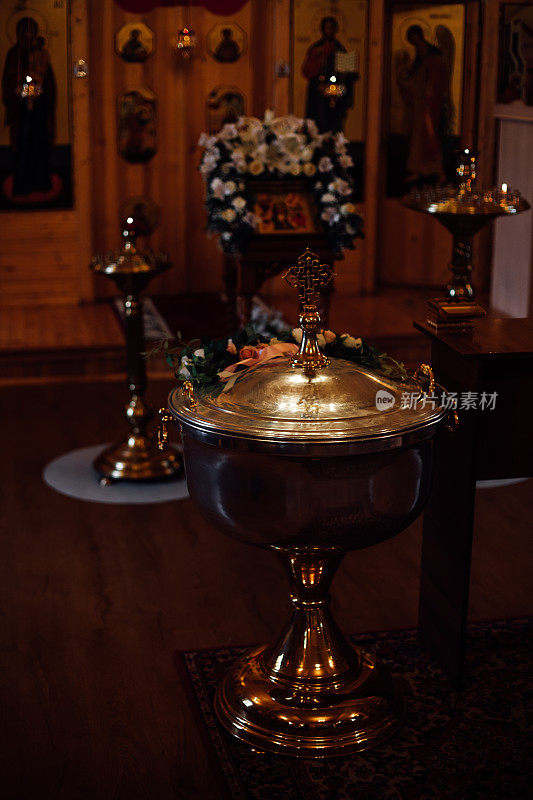 传统东正教教堂的内部有光滑的十字架字型，讲台，祭坛装饰着鲜花，圣像。