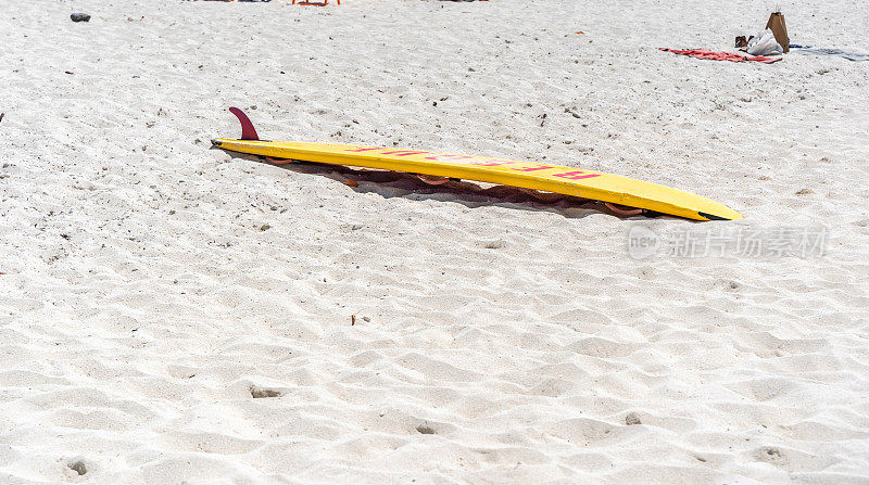 巴哈马海滩上的救援冲浪板
