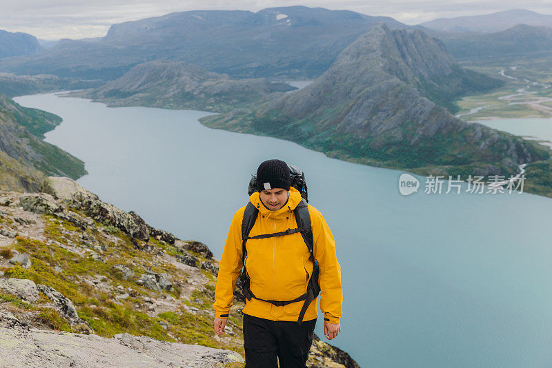 在挪威约顿海门国家公园，一名背着背包的男性徒步登山