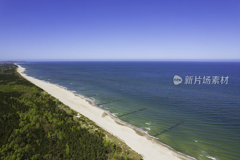 夏日沙滩上的长半岛(鸟瞰图)