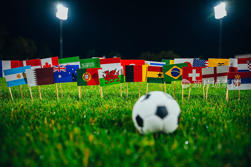 卡塔尔多哈——2022年5月24日:2022年国际足联足球世界杯所有国家的国旗在卡塔尔举行。粉丝支持概念照片。黑色编辑空间
