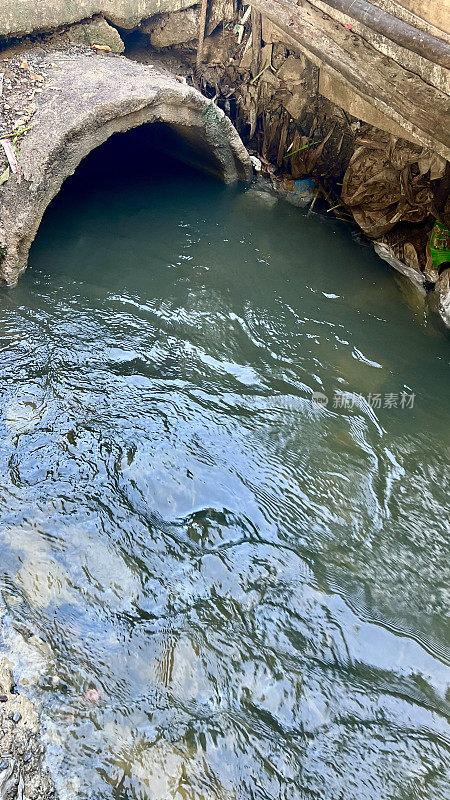 下水道的排水管在管道中流动