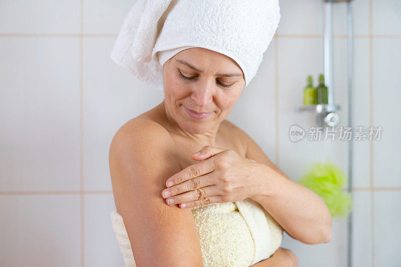 一名女性正在使用雌激素乳膏，使其通过皮肤被吸收