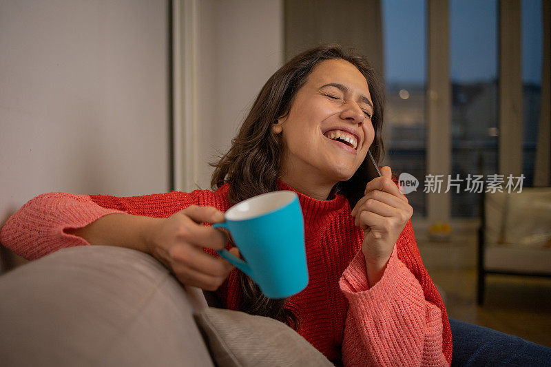 一个年轻女子使用智能手机的肖像