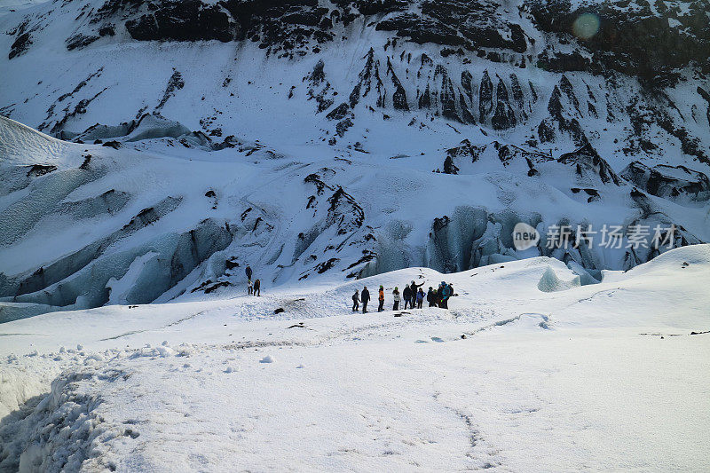 冰岛极地美景，人们徒步旅行