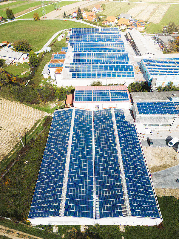 太阳能电池板覆盖了农村工业建筑的屋顶