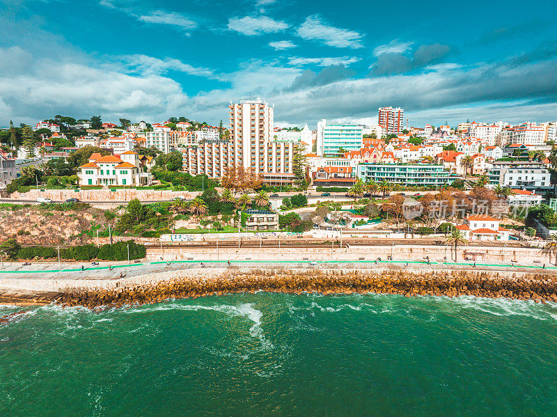 小型海滨小镇的无人机视图。Cascais、葡萄牙