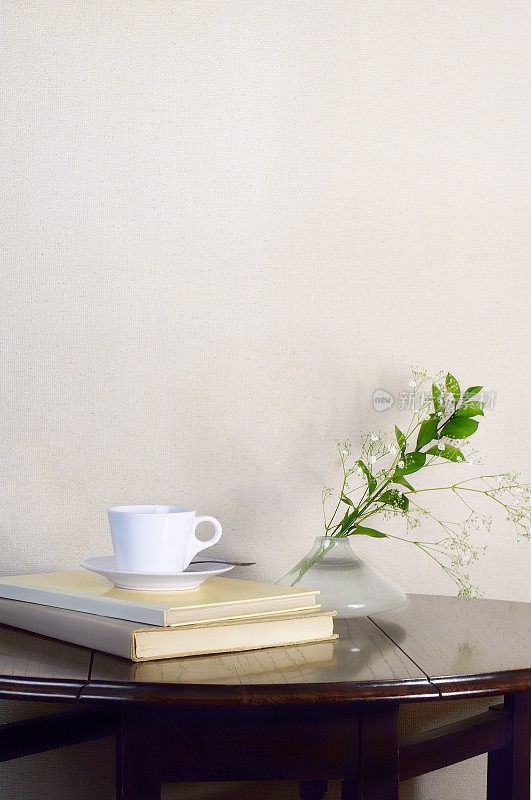 一杯咖啡，木桌上的新鲜绿叶