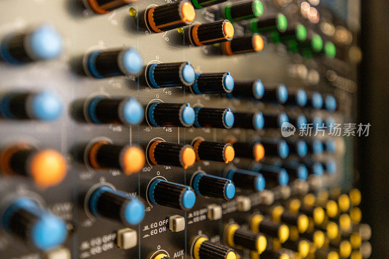 调音台各种颜色的旋钮和音频调试设备