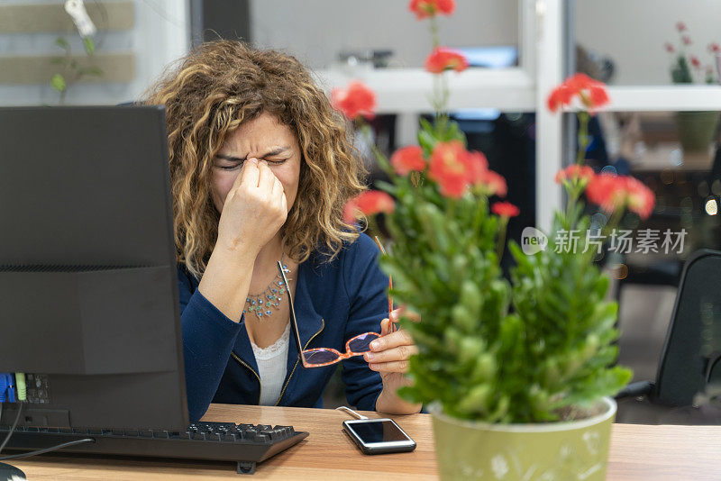 在办公室上晚班的女职员