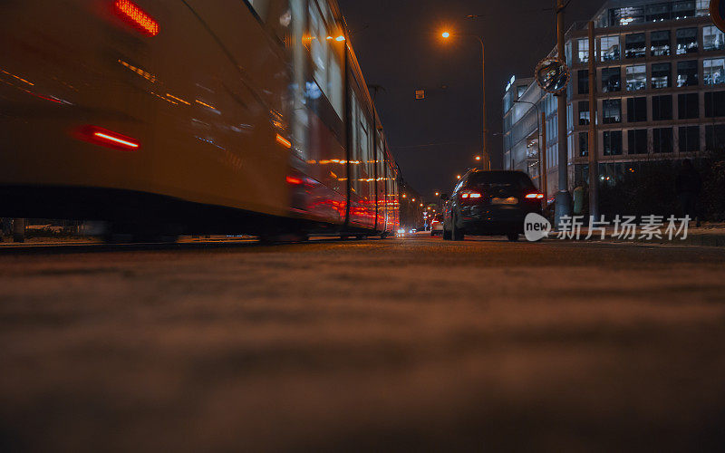 公共汽车在夜晚的城市街道上快速行驶