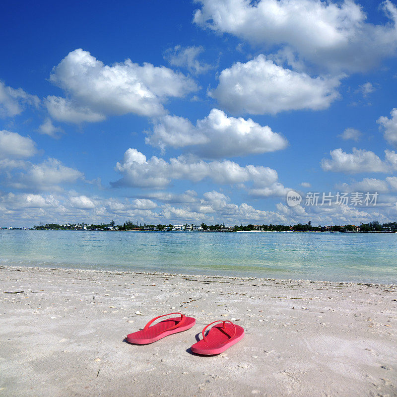 热带沙滩上的红色凉鞋