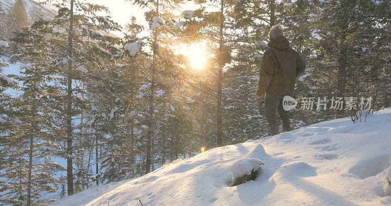 寒冷的早晨，一个人走过刚下过的雪