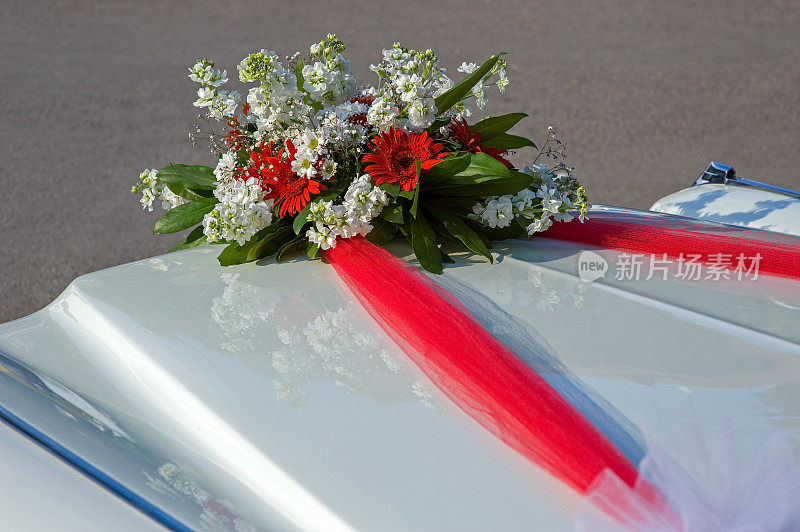白色婚礼车上的花饰