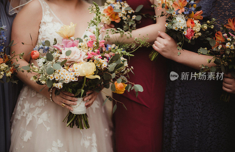 新娘和伴娘手持花束