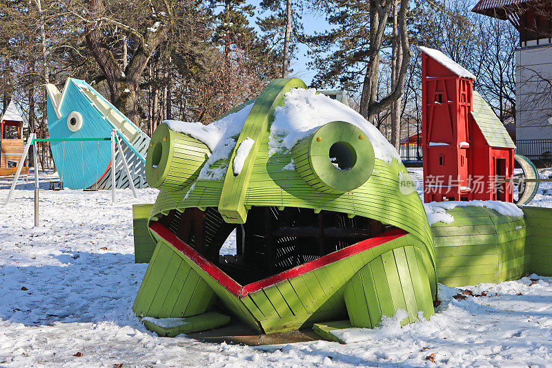 冬天操场上的巨型青蛙玩具