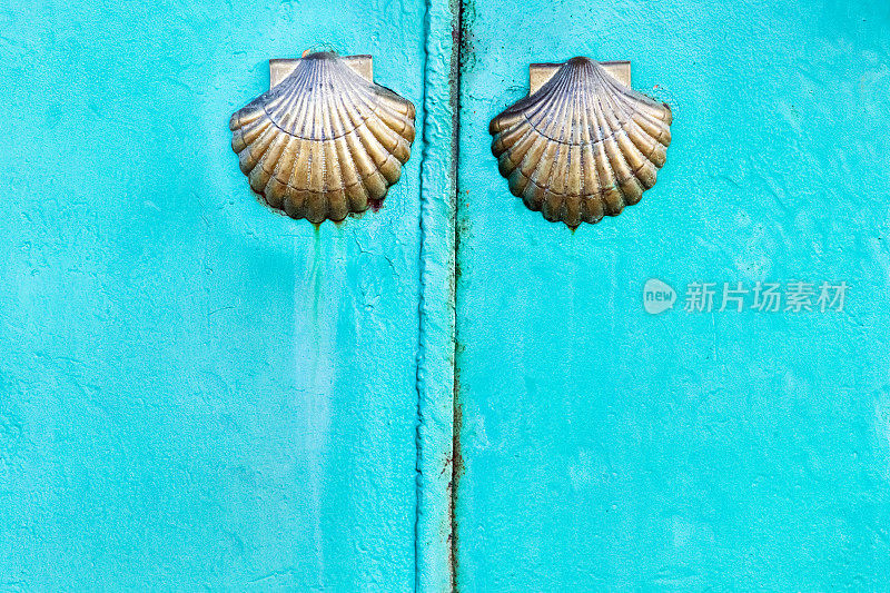 扇贝，绿色门上的圣地亚哥标志。