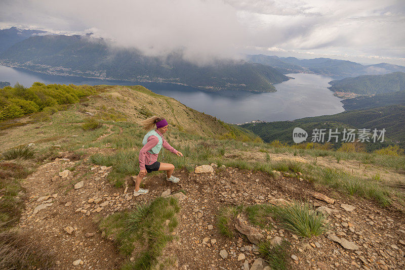 登山运动员攀登山脊