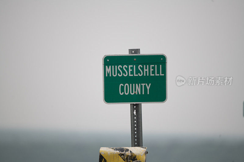 北美西部蒙大拿州Mussselshell县边界线的公路标志