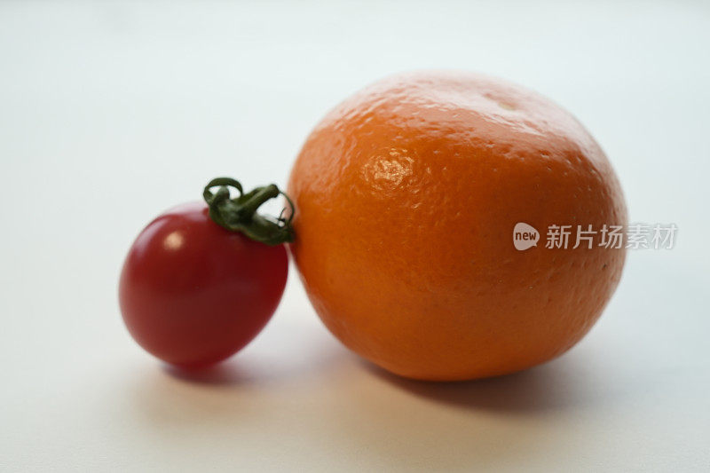 白色背景上的西红柿和橘子