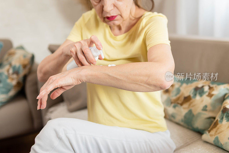 一名女子在前臂涂抹雌激素膏