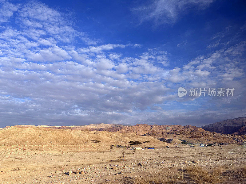 贝都因人在约旦高地山麓的营地，死海，约旦，中东。