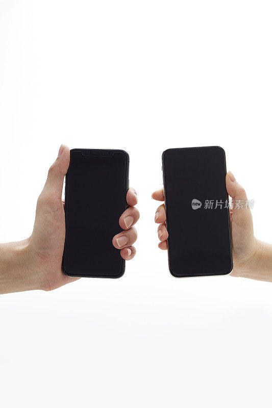 两只手拿着一部新的智能手机