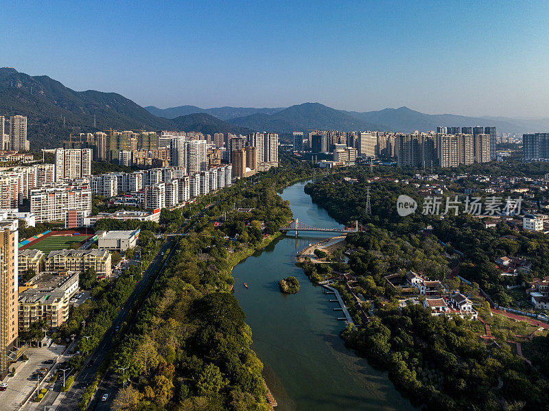 宜居的现代城市住宅建筑和河流、林地