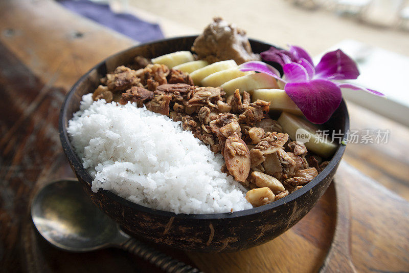 热带风格的素食燕麦碗。健康早餐概念。