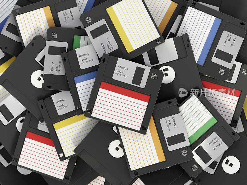 一堆带有彩色标签的软盘。复古计算机和数据归档技术的概念