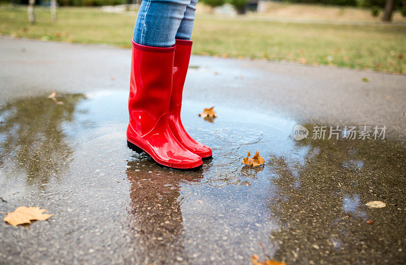 穿雨靴的女人