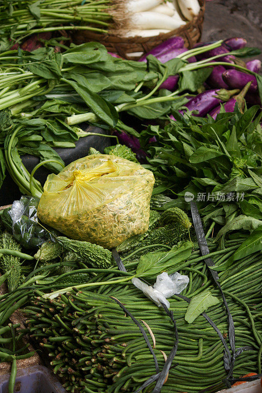 巴厘岛市场摊位上的新鲜蔬菜