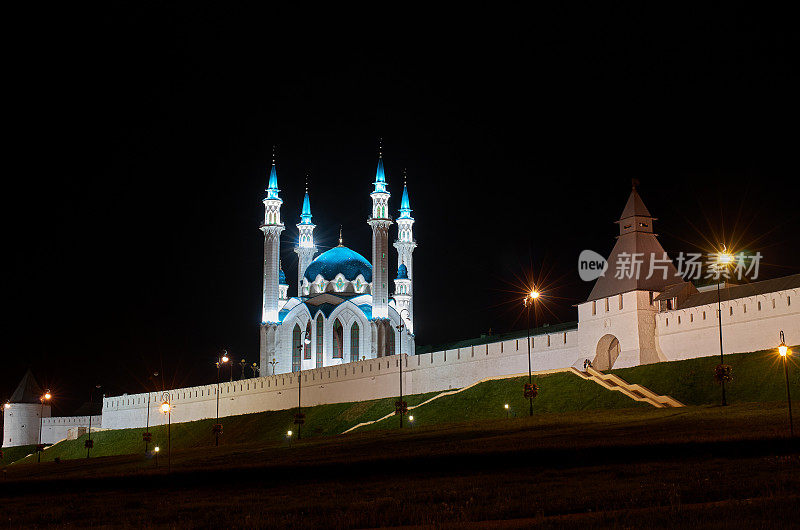 黑色夜空下的库尔沙里夫清真寺