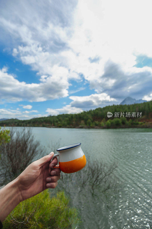 湖景和咖啡杯