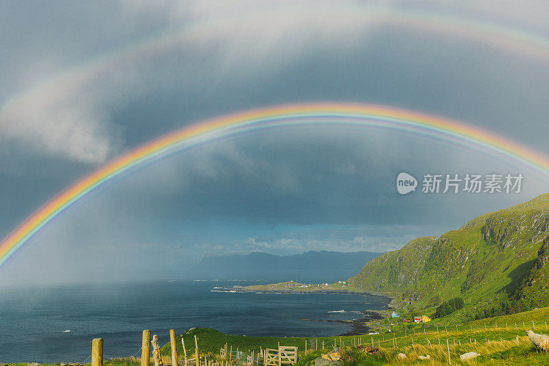 挪威岛上的双虹美景和海景