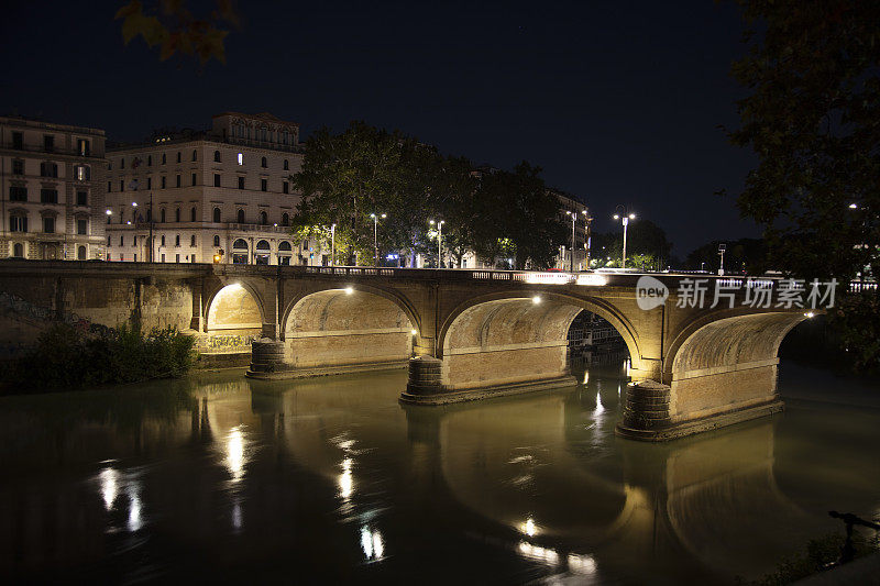 意大利罗马台伯河上圣天使堡和圣天使桥的夜景