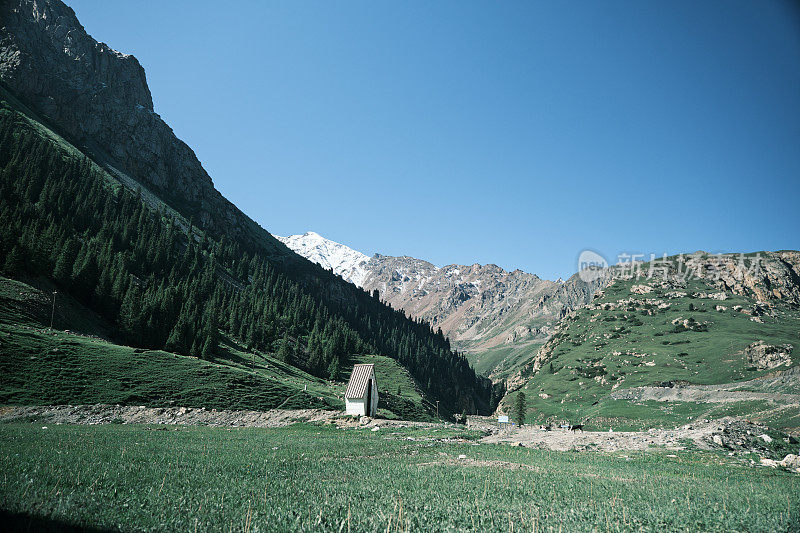 山峡路上孤独的厕所小屋