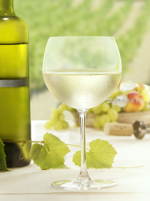 白葡萄酒和玻璃杯
