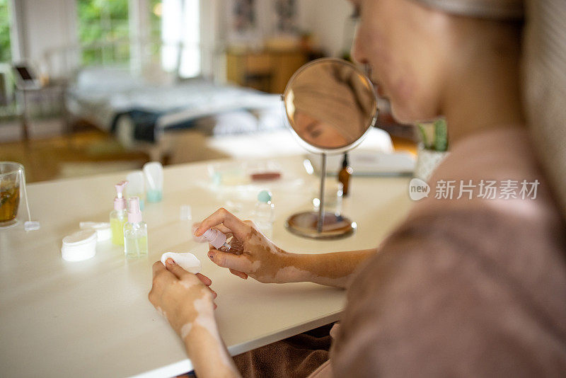 年轻女子在家照顾自己的皮肤