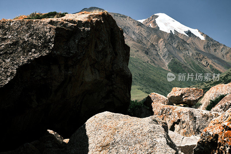 阳光明媚的夏日里落基山脉的景色