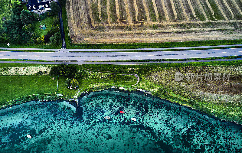 靠近道路的水边