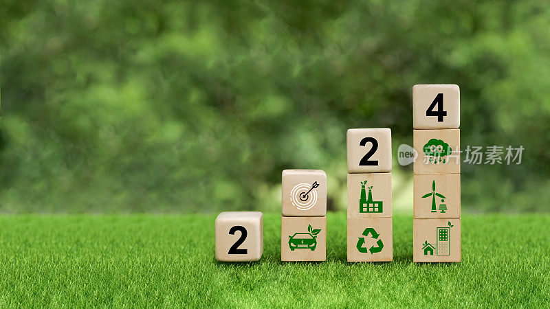 2024年的新目标、计划和愿景。2024号和绿色商业图标在木制立方体上。绿色商业概念、环境可持续性目标、ESG、二氧化碳、可持续发展目标和零净值。