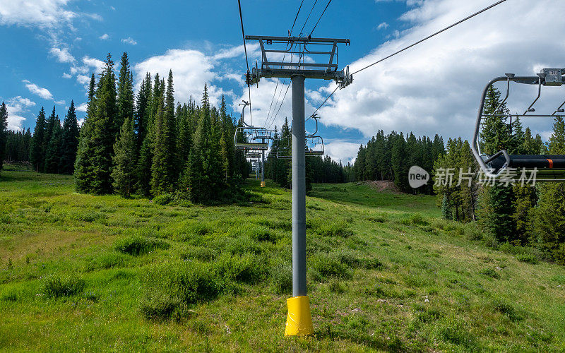 夏日的滑雪缆车和森林。铜矿山滑雪胜地，科罗拉多州。