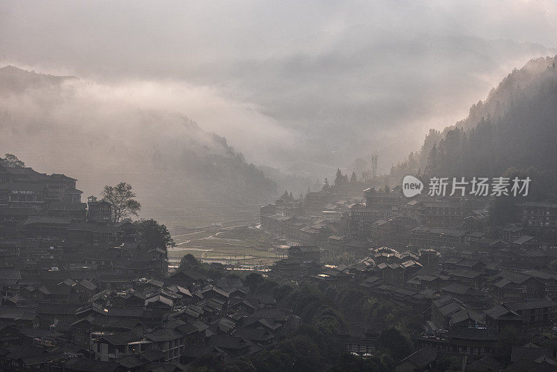 雾蒙蒙的早晨，中国贵州省的苗寨