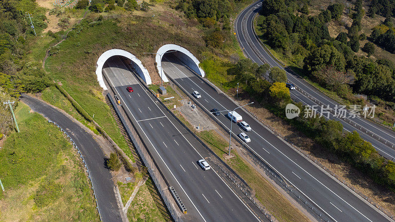 高速公路上的两条隧道