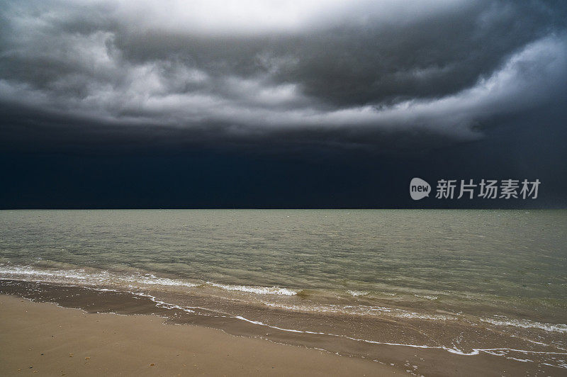 特塞尔岛海滩上的日出，风暴云正在瓦登海上空逼近