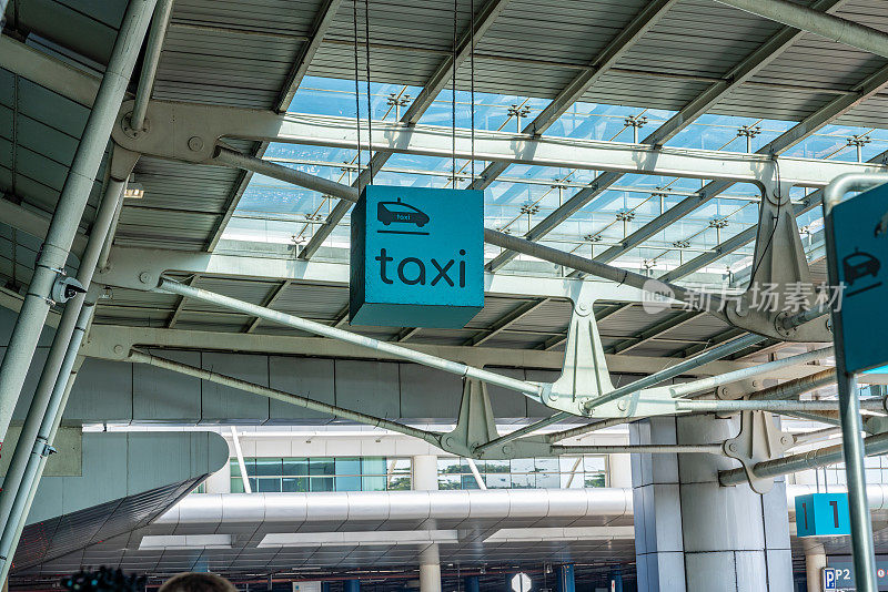 葡萄牙里斯本温贝托德尔加多机场到达区出租车标志