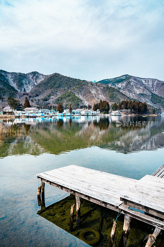 日本长野县大町市的木崎湖