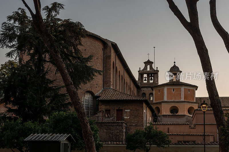 日落时分的罗马圣萨宾娜大教堂